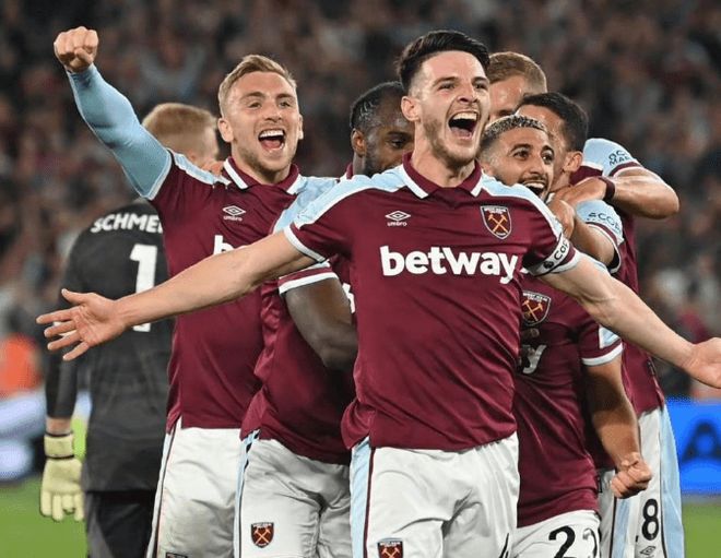 气得双手握拳！