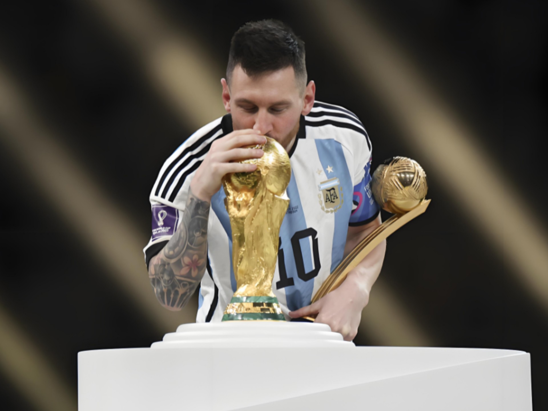 欧冠半场：蒂尔破门，阿尔瓦雷斯扳平，埃因霍温1-1马竞