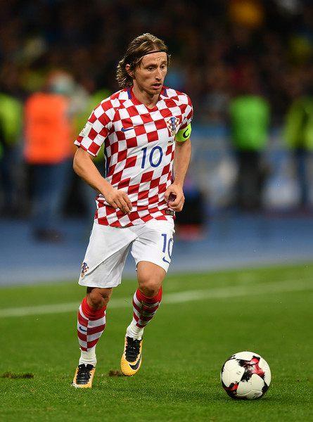 塞萨尔：齐沃为什么要换下博尼和泽林斯基？他俩明明表现最好