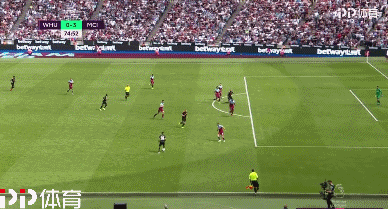 每体列足坛十大奇葩条款：博格坎普拒坐飞机；内马尔微笑条款